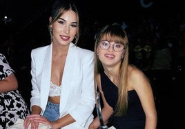 Paula Cisneros, con su hermana Sara.