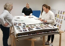 Personas de la agrupación, en un momento del montaje de la fotografías sobre los paneles.