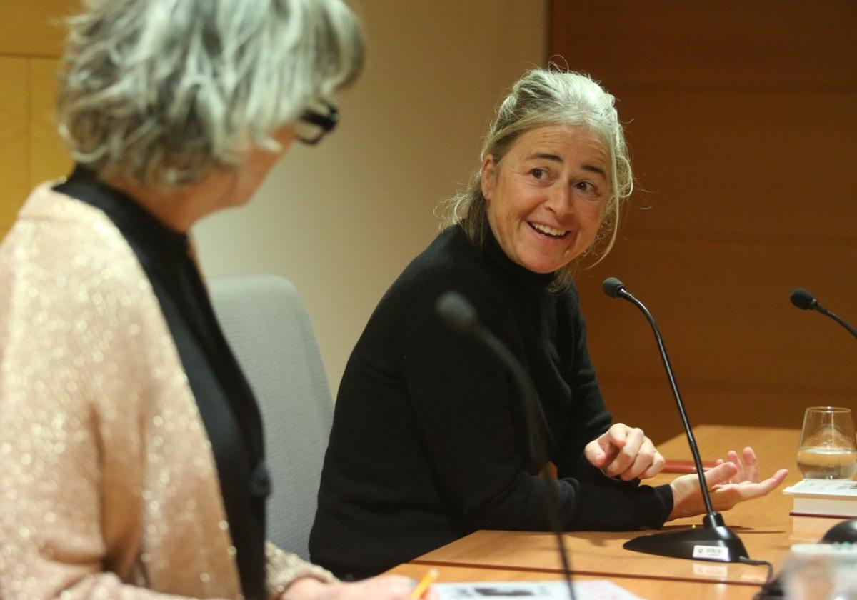 Mercedes de Soignie y Alicia Vallina, ayer en el Aula de Cultura de LA VOZ DE AVILÉS.