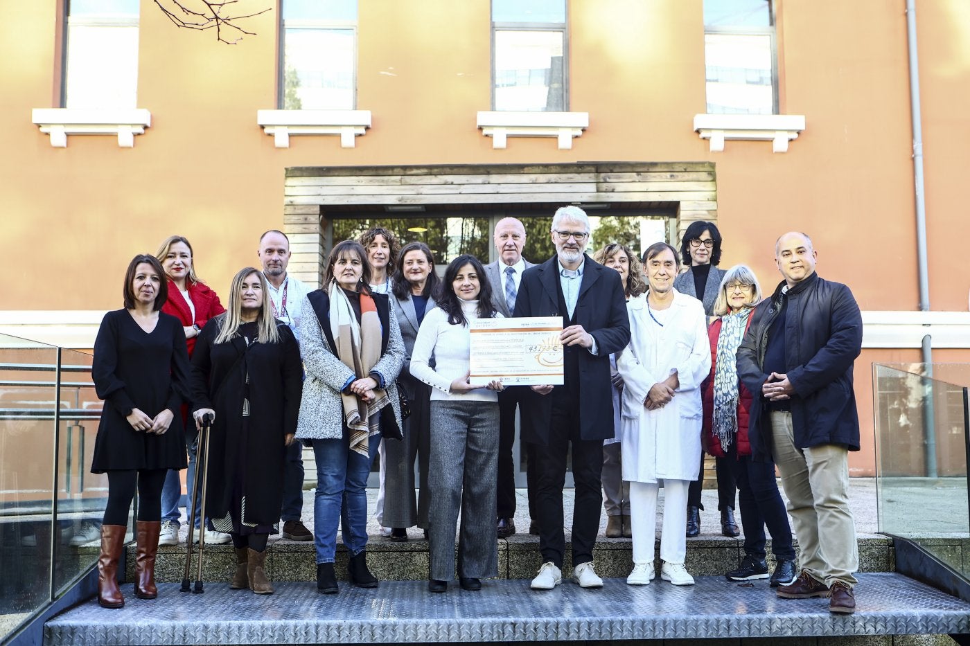 La investigadora Isabel Quirós y el presidente de Galbán, Lennart Koch, en el centro, en el acto de entrega de la ayuda.