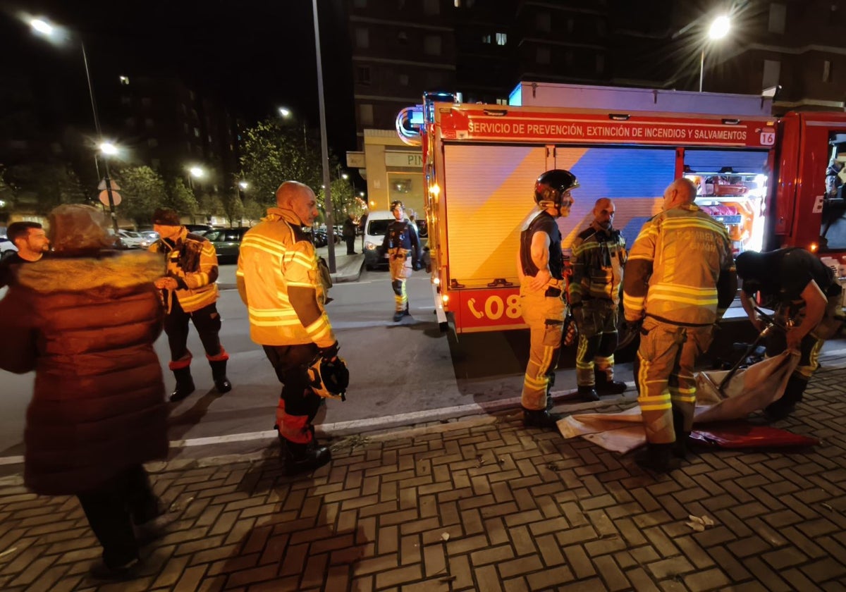 Los bomberos, minutos después de controlar el incendio en un piso de la calle Leitariegos, en el Polígono, en Gijón.