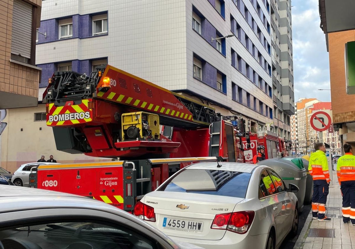 Policía Local, Bomberos y un equipo médico, esta tarde, en la calle Albornoz.