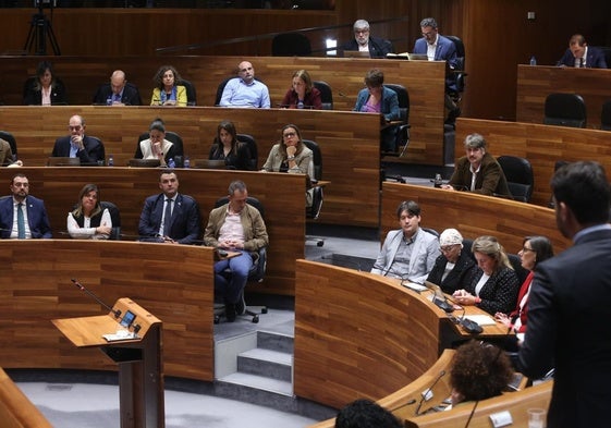 El portavoz del PP, Álvaro Queipo, dirigiéndose desde su escaño a la bancada del Gobierno.