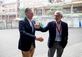 AlfredoCanteli acudió a saludar a Gaspar Llamazares el día de las elecciones al colegio de La Ería.