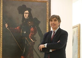 Alfonso Palacio posa con un Zurbarán de la donación Arango que se halla en Velarde.