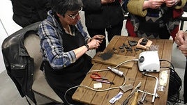 La artesana maliaya María Pérez trabaja en uno delos talleres que habitualmenteimparte sobre la talla deazabache.