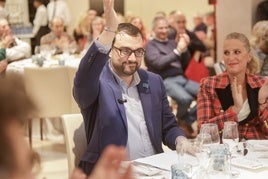 Barbón, junto a la viceconsejera Lara Martínez, saludando en la comida celebrada en el NH.