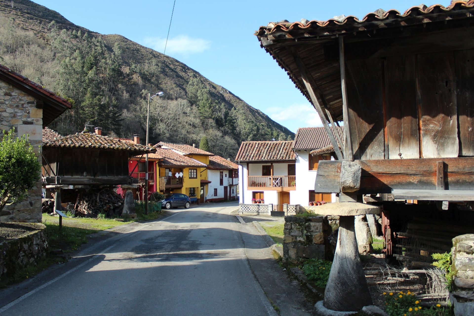 Carretera de acceso al pueblo de Espinaréu, con la ladera por la que discurre la pista al fondo.