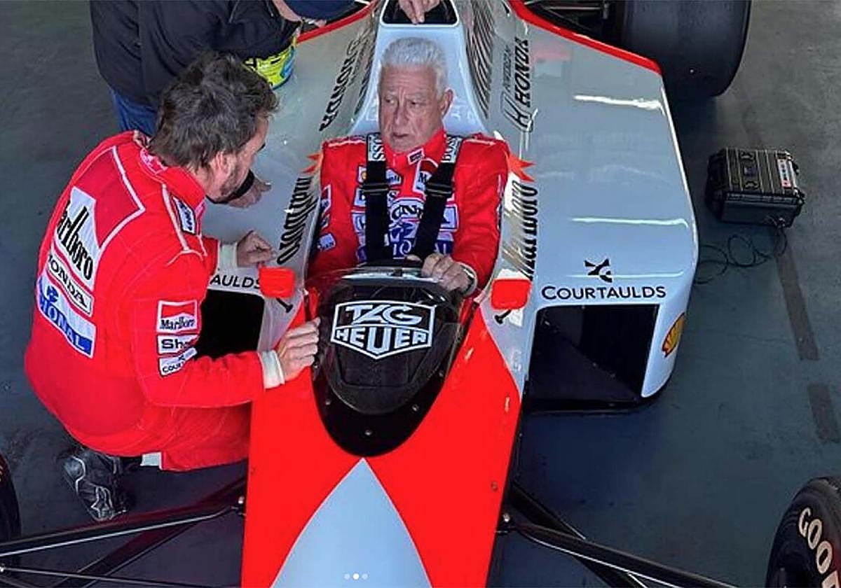 Fernando Alonso junto a su padre que ya está montado en su regalo.