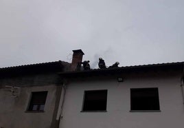 Los Bomberos trabajan en la extinción del incendio en Laviana.