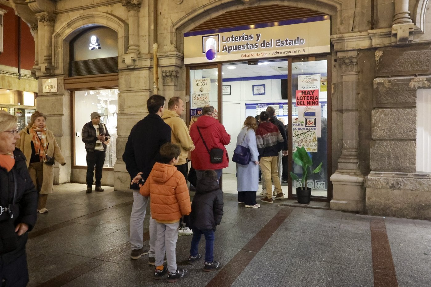 Colas en la calle Corrida de Gijón para hacerse con un décimo horas antes del sorteo de la Lotería de Navidad 2024.