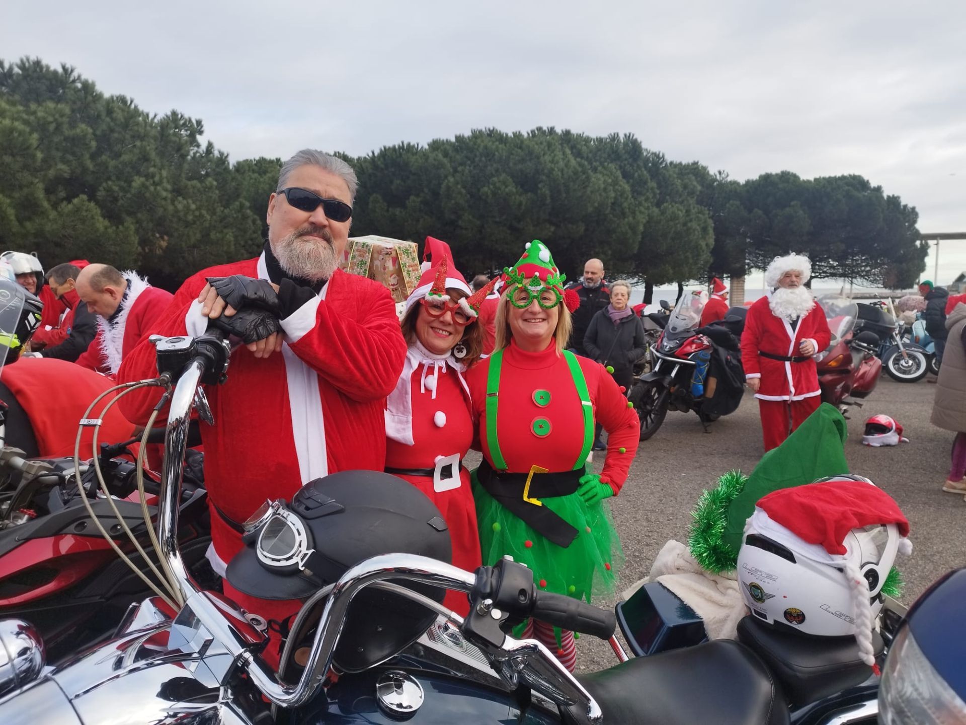 Entre villancicos y acelerones: decenas de papanoeles en moto por Gijón