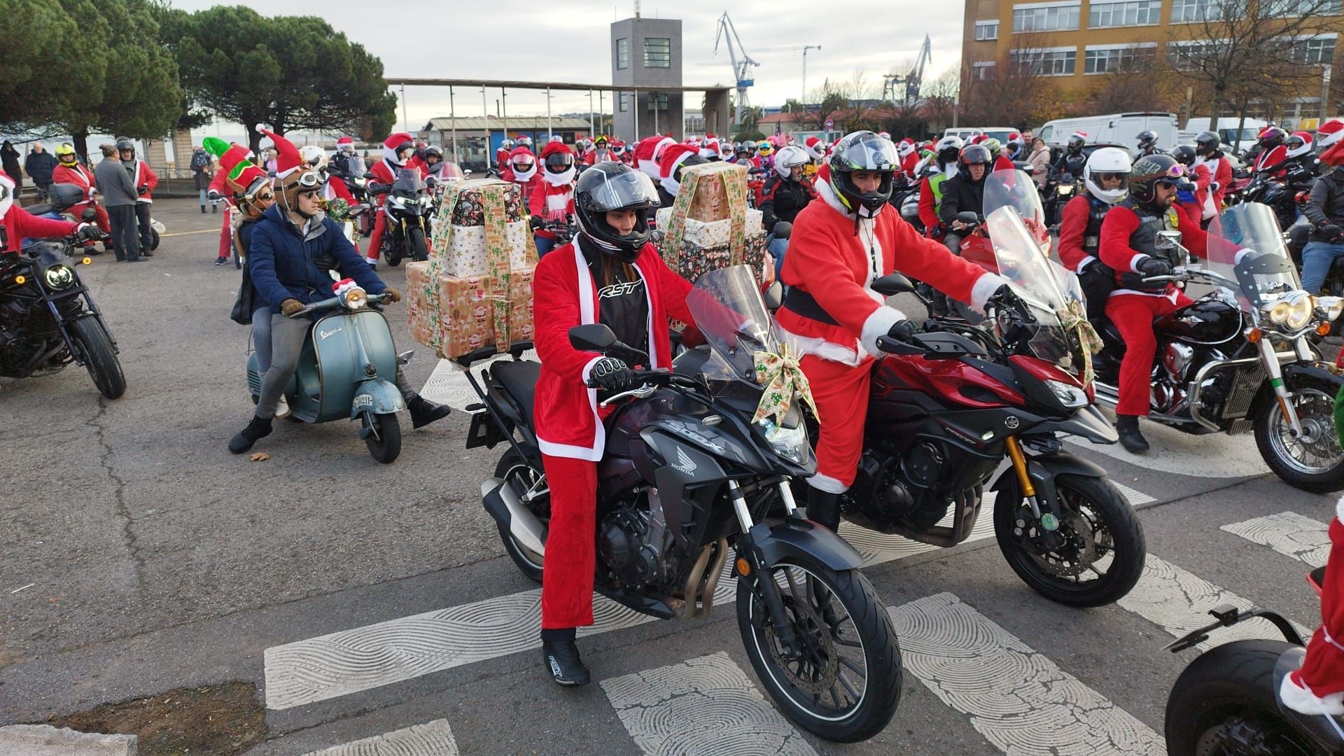 Entre villancicos y acelerones: decenas de papanoeles en moto por Gijón