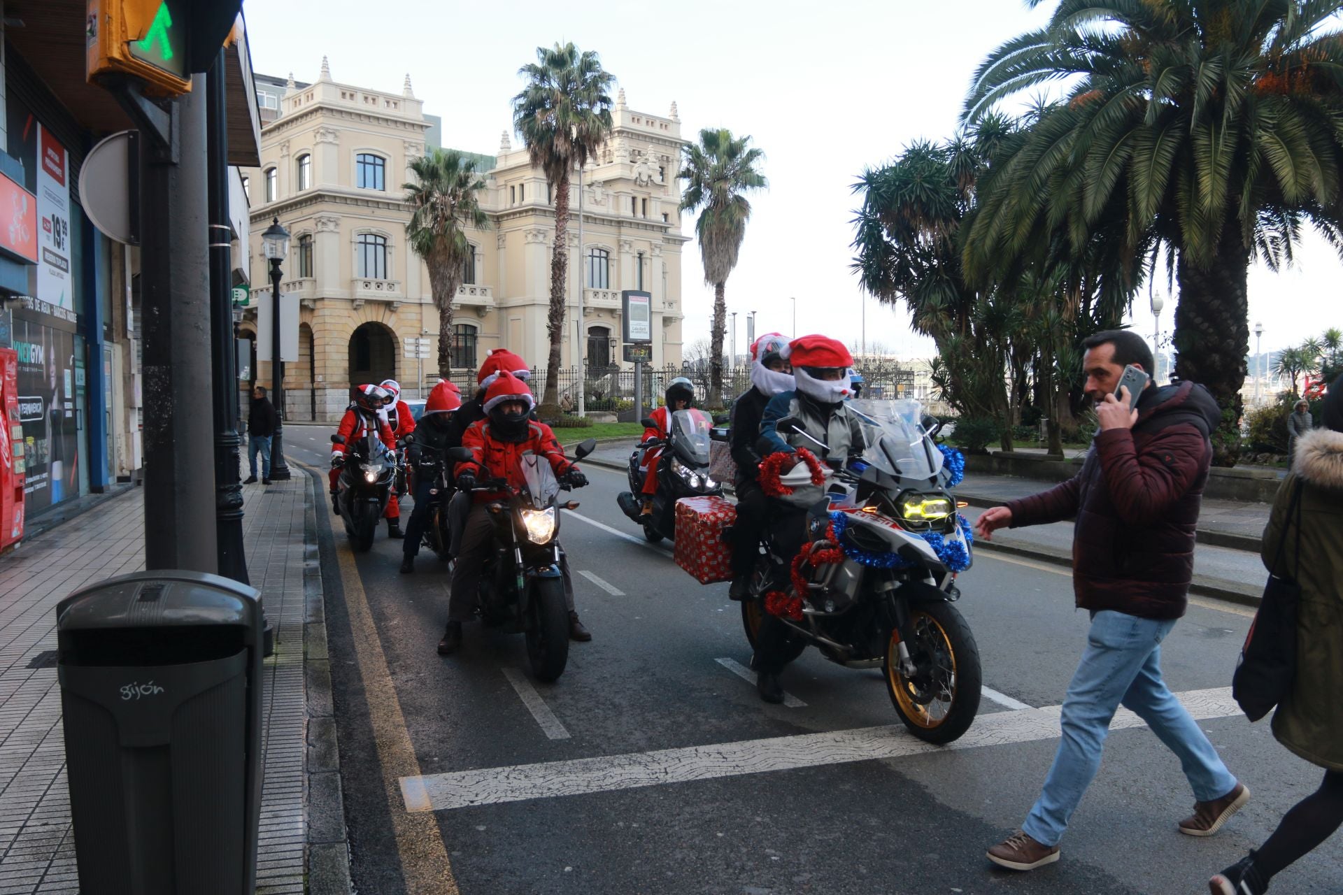 Entre villancicos y acelerones: decenas de papanoeles en moto por Gijón