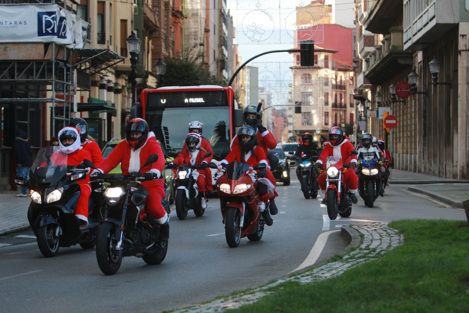 Entre villancicos y acelerones: decenas de papanoeles en moto por Gijón