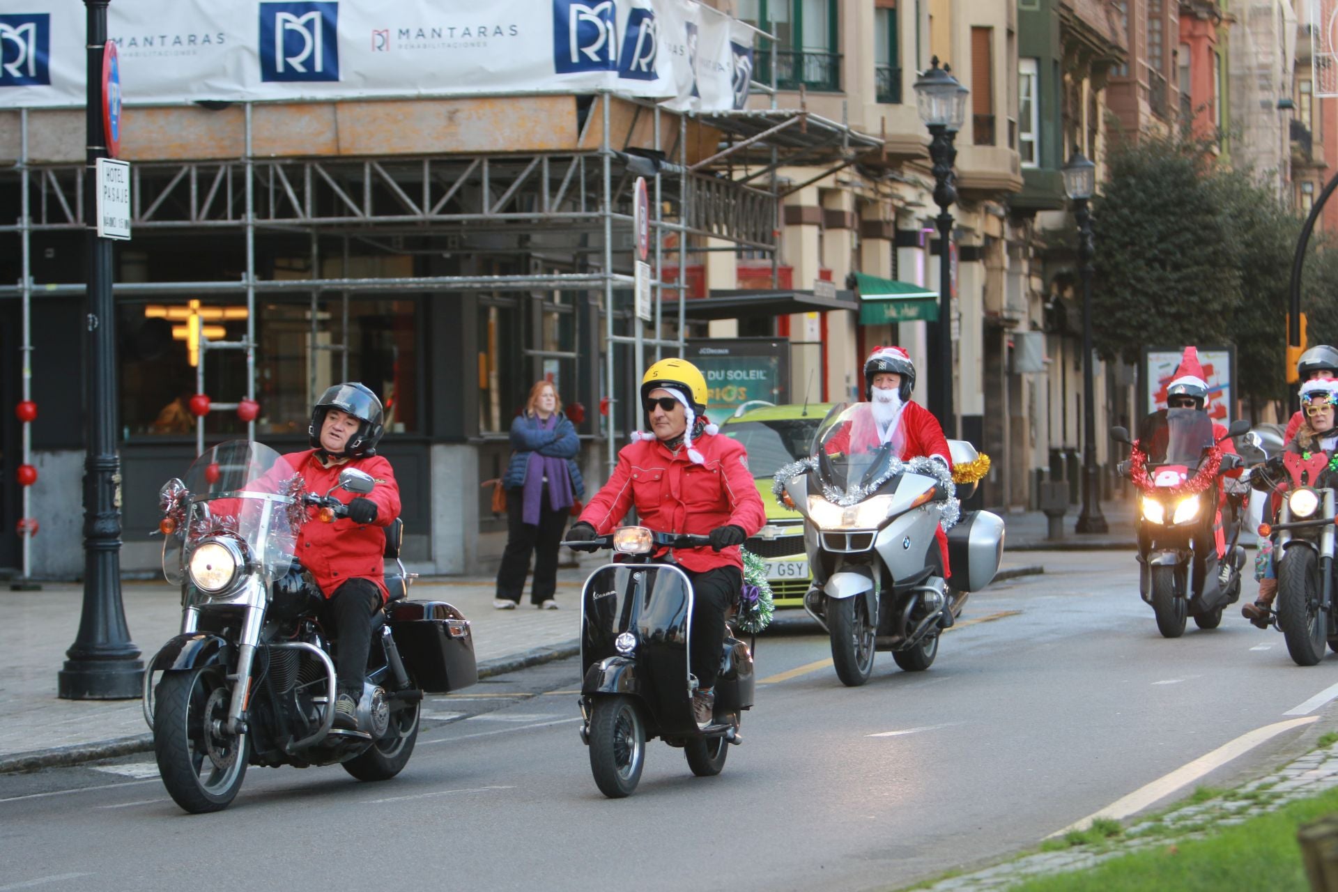 Entre villancicos y acelerones: decenas de papanoeles en moto por Gijón