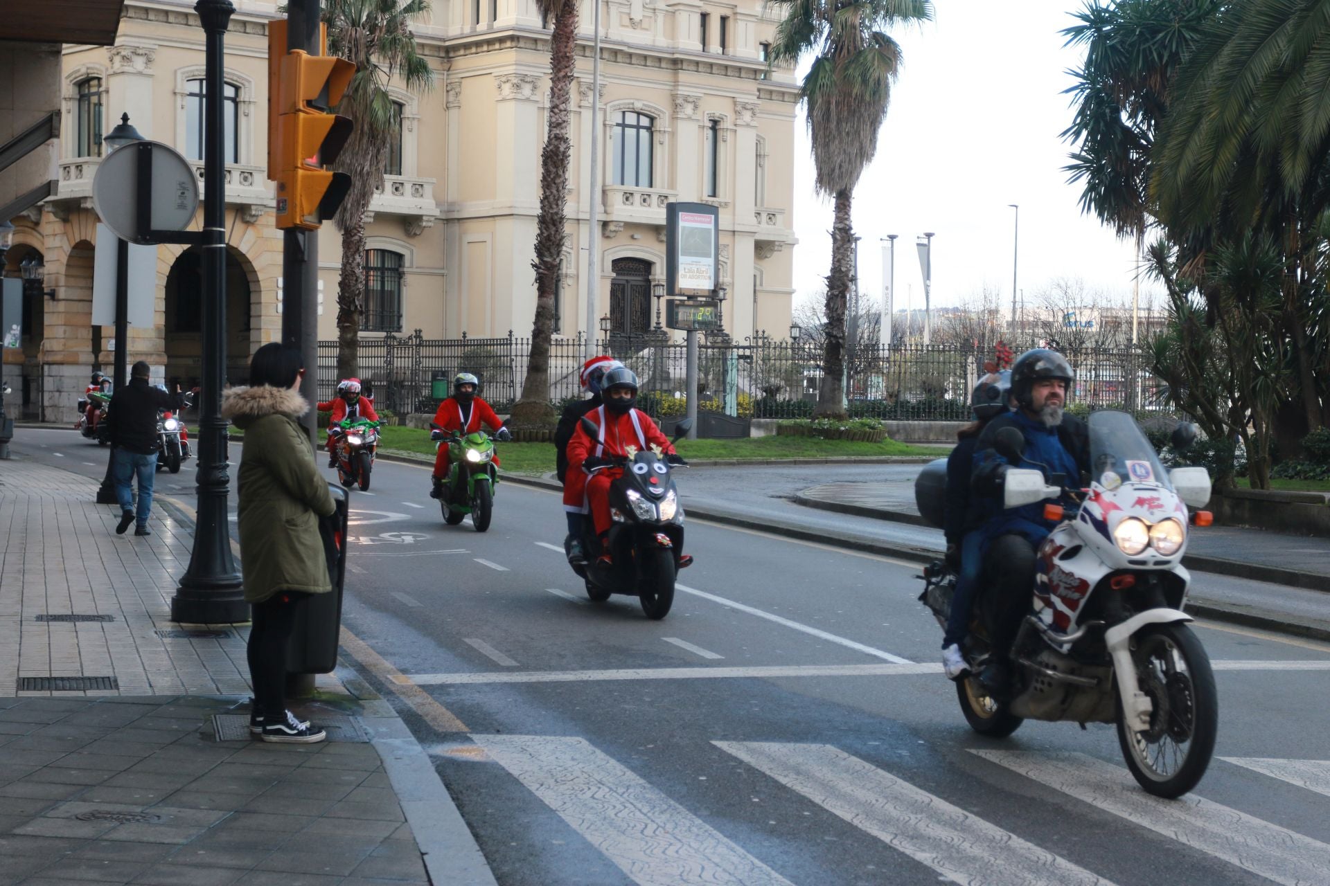 Entre villancicos y acelerones: decenas de papanoeles en moto por Gijón