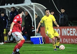 El jugador del Langreo Iván Breñé, que ayer estrelló un balón en el poste, en la mejor ocasión del equipo.