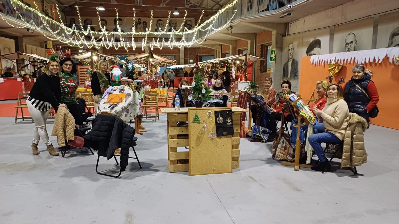 Encajeras de Candás, en la demostración en el mercado navideño.