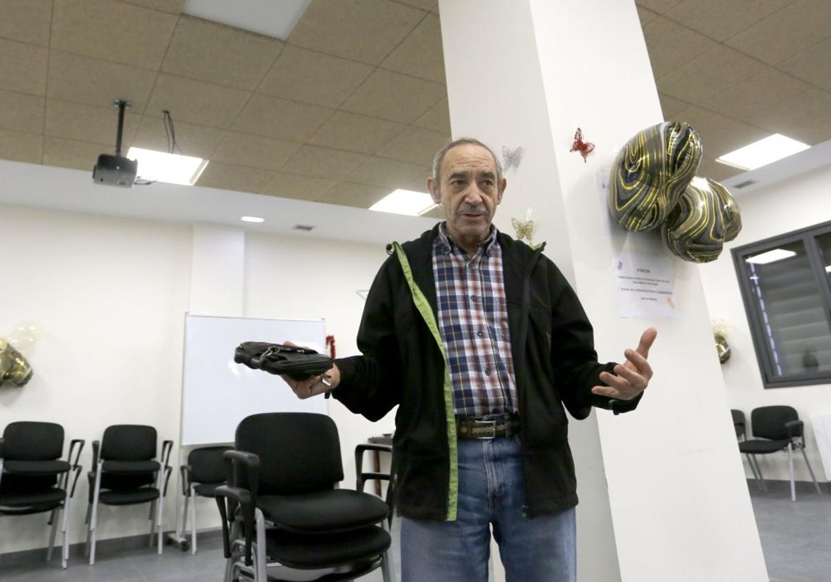 Crisanto Herrero, presidente de la asociación de pensionistas y jubilados Los Puertos de Gijón, en el polémico local.