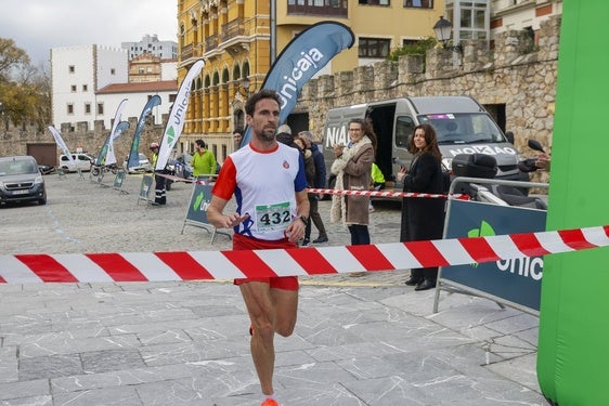 Marcos Peón cruza la línea de meta de forma destacada, en la primera posición.