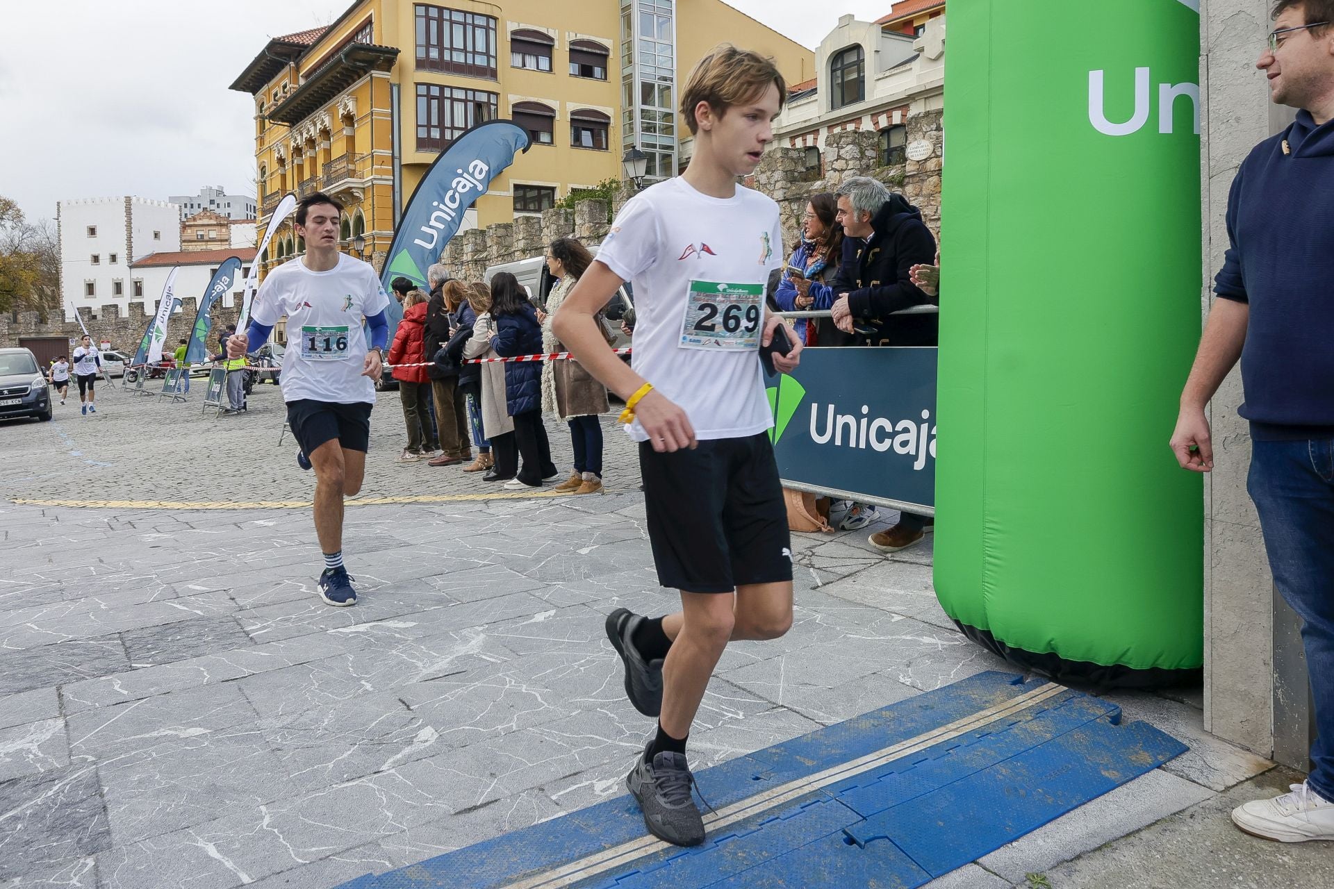 La carrera entre el club de Tenis y el club de Regatas de Gijón, en imágenes