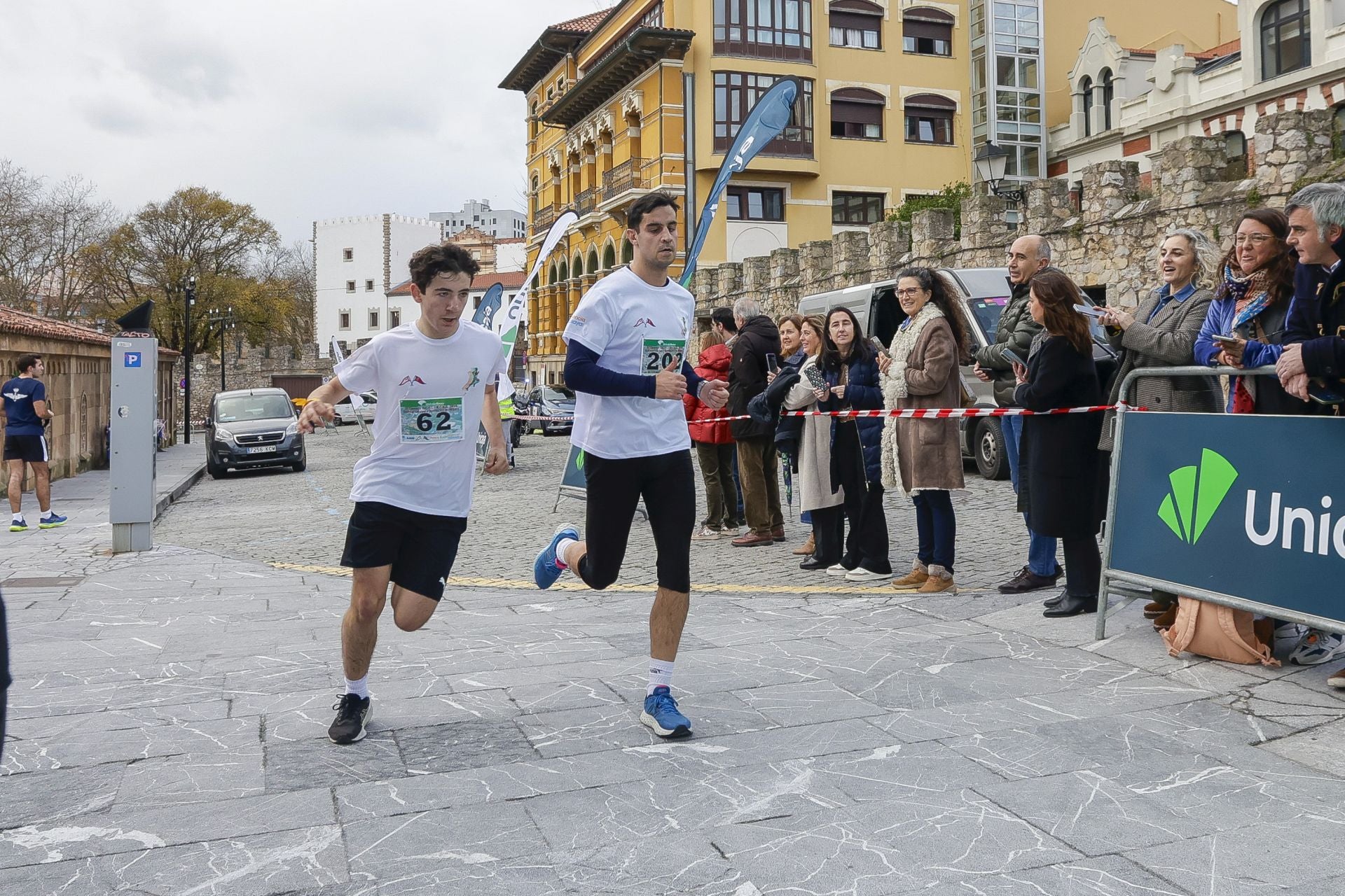 La carrera entre el club de Tenis y el club de Regatas de Gijón, en imágenes