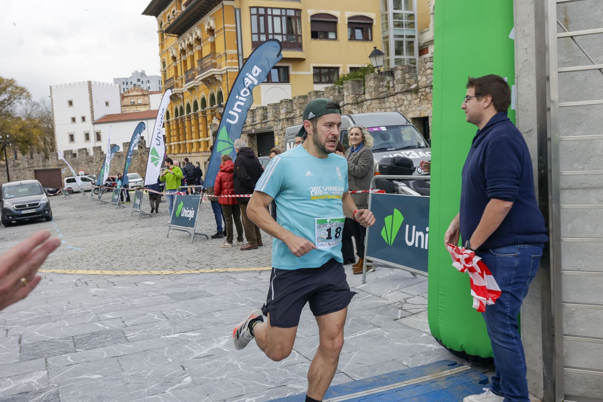 La carrera entre el club de Tenis y el club de Regatas de Gijón, en imágenes