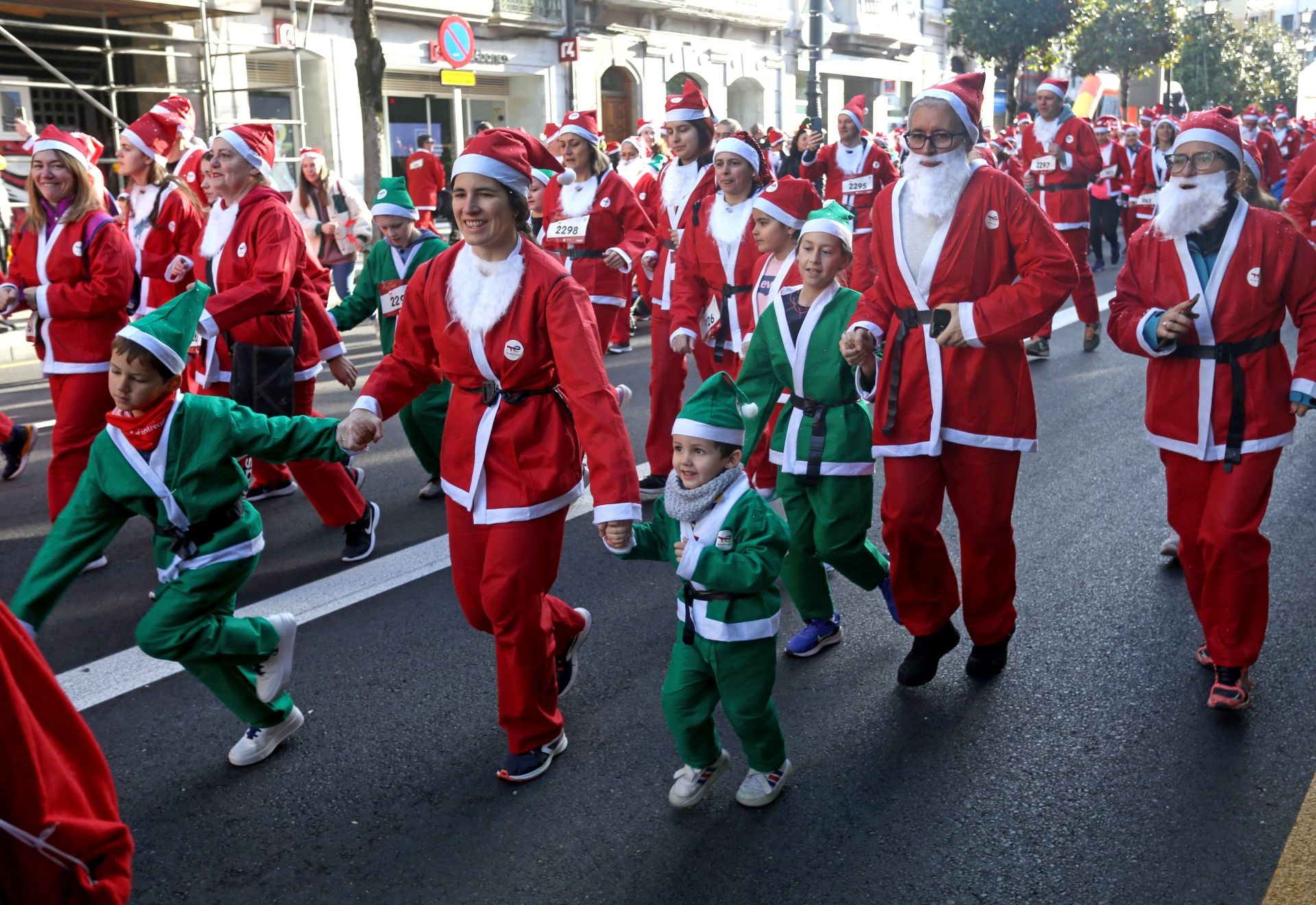 Las imágenes de la Carrera de Papá Noel en Oviedo