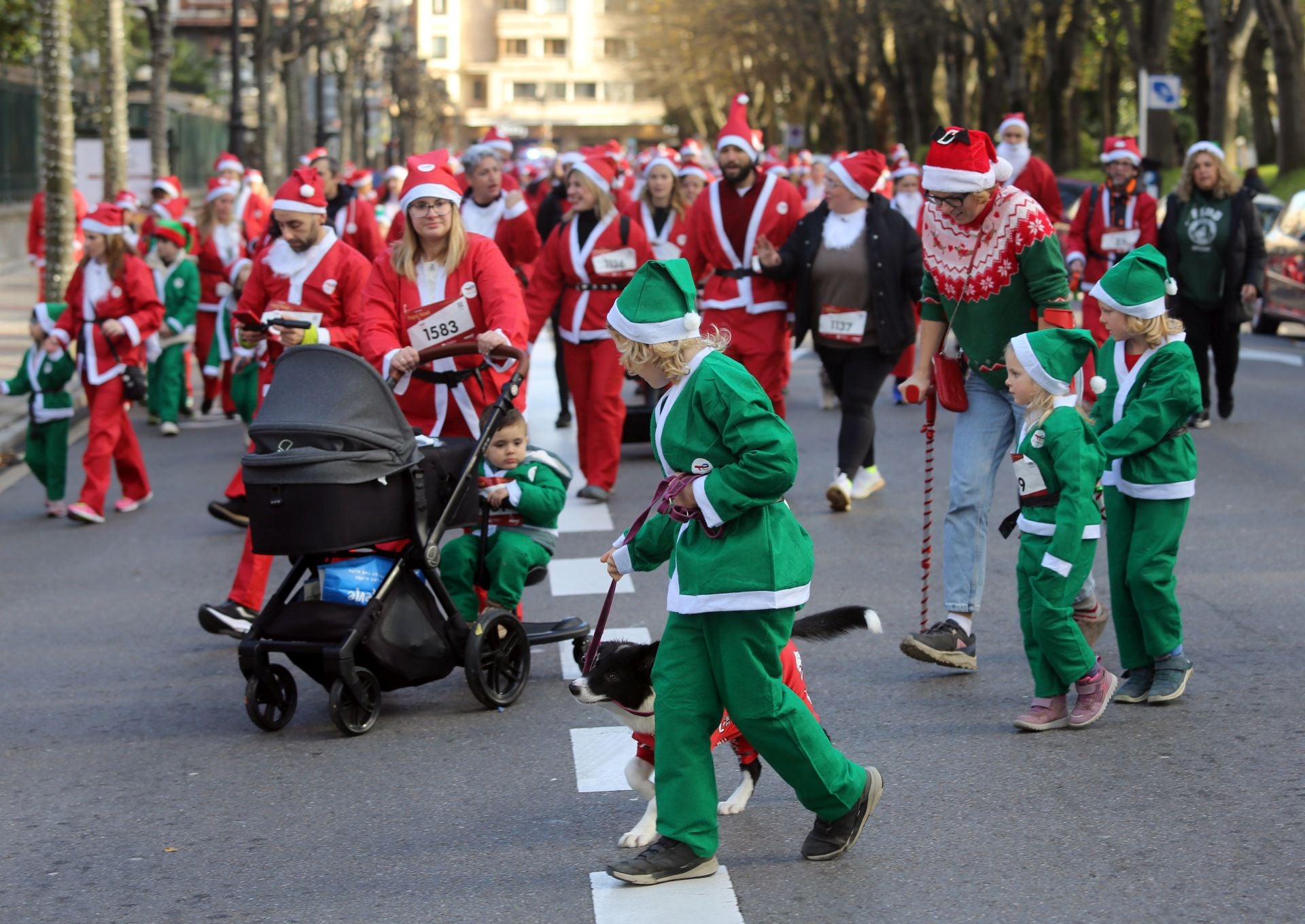 Las imágenes de la Carrera de Papá Noel en Oviedo