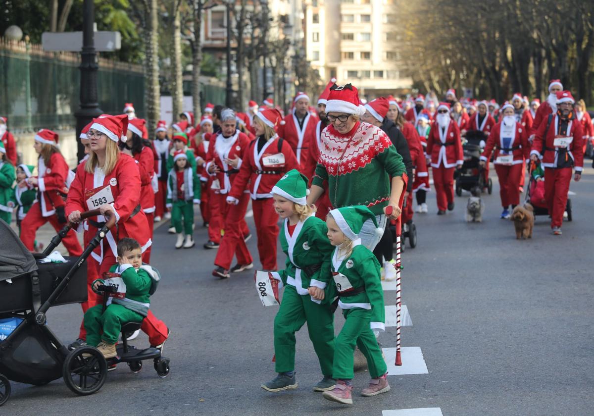 Las imágenes de la Carrera de Papá Noel en Oviedo