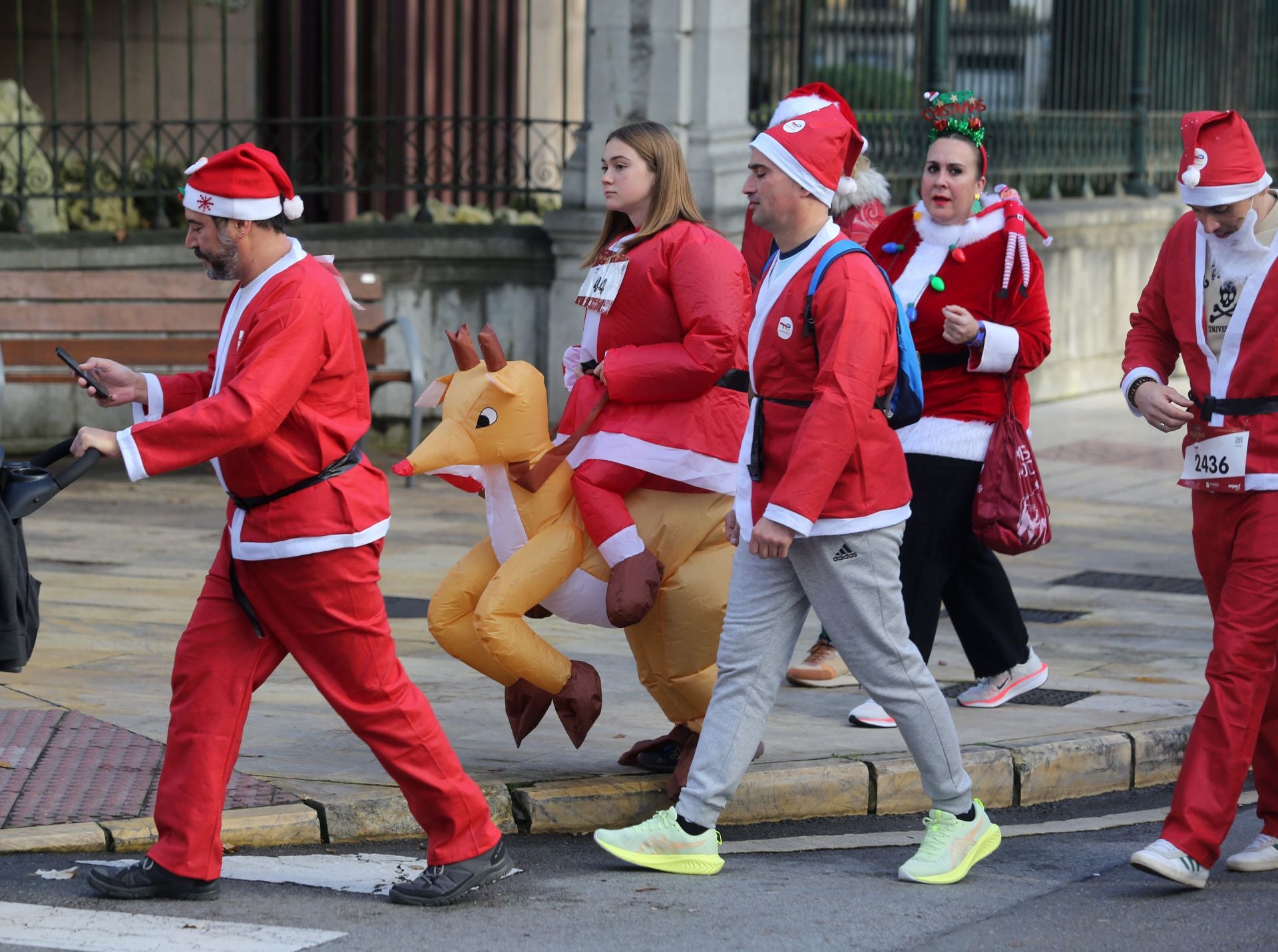 Las imágenes de la Carrera de Papá Noel en Oviedo