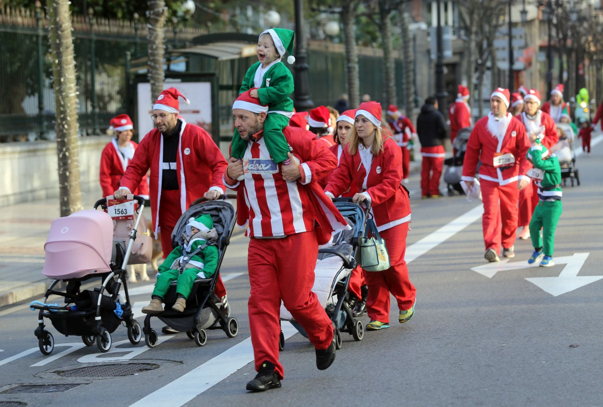 Las imágenes de la Carrera de Papá Noel en Oviedo