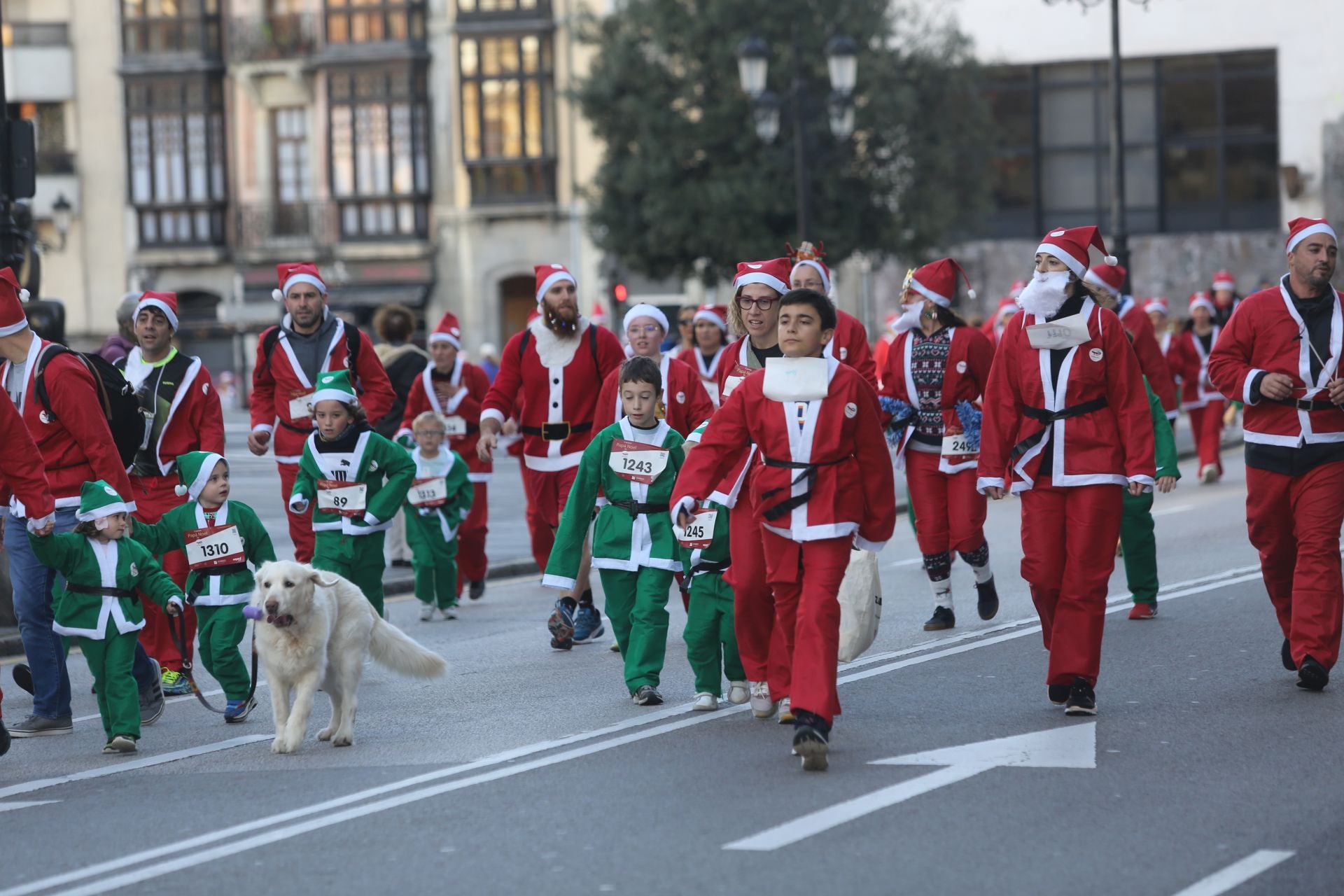 Las imágenes de la Carrera de Papá Noel en Oviedo