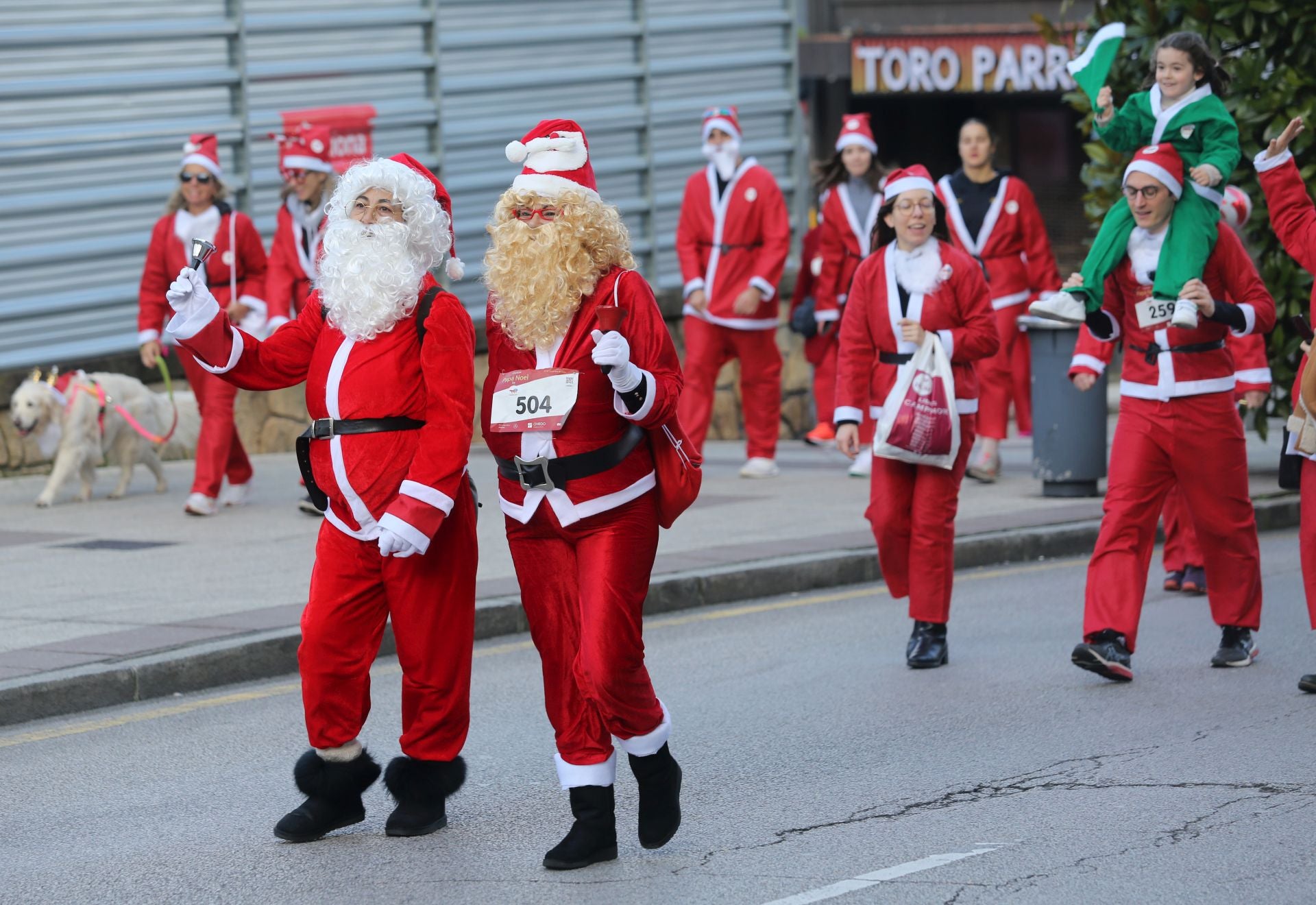 Las imágenes de la Carrera de Papá Noel en Oviedo