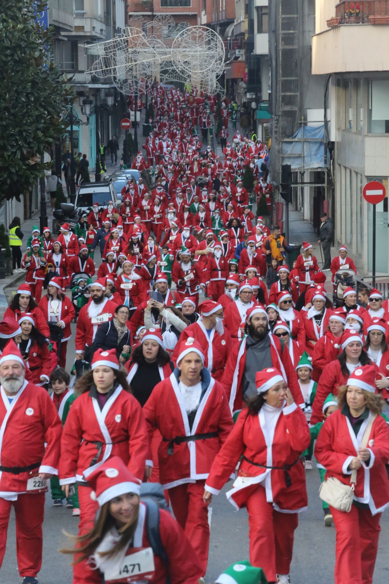 Las imágenes de la Carrera de Papá Noel en Oviedo