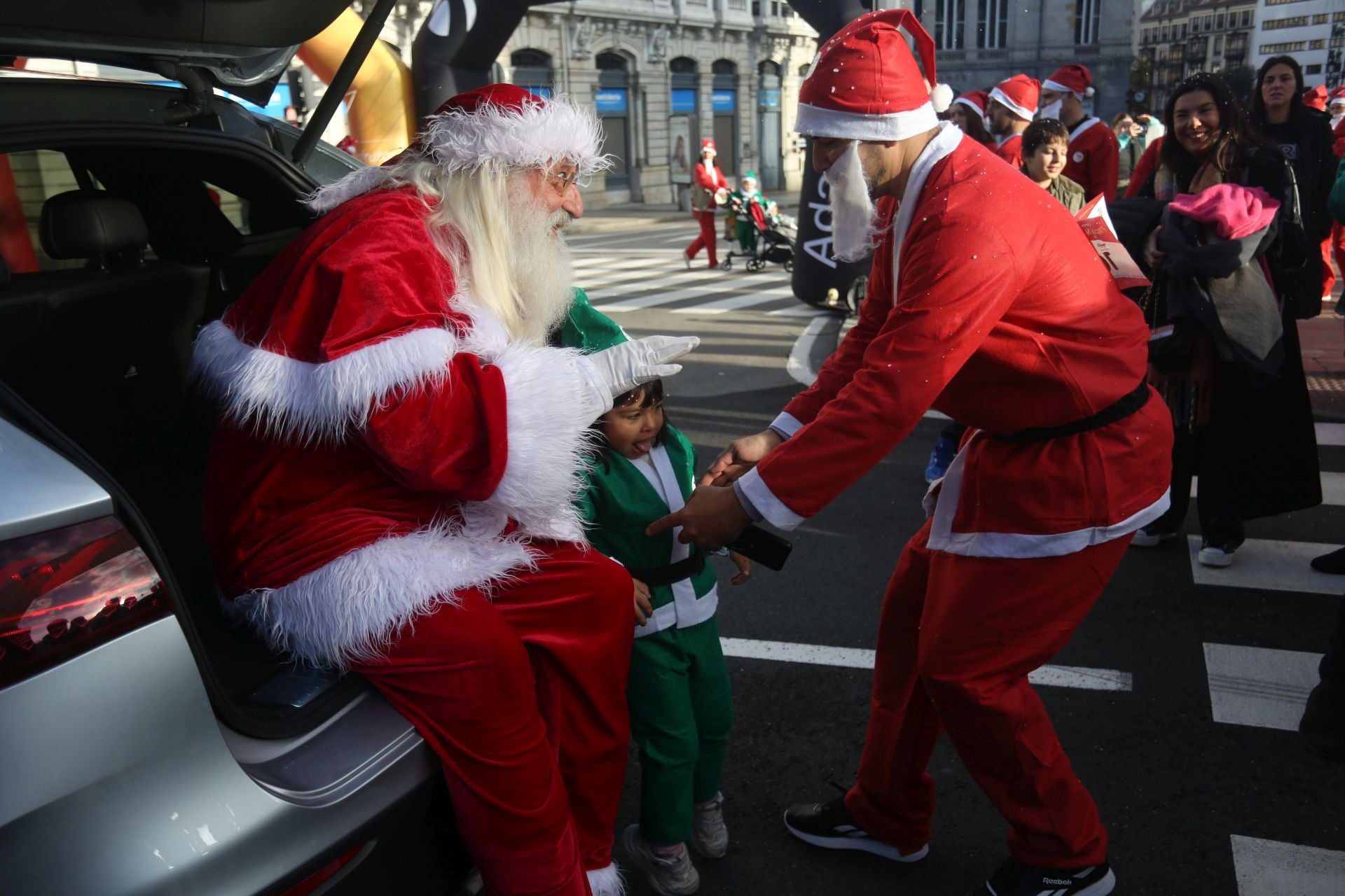 Las imágenes de la Carrera de Papá Noel en Oviedo