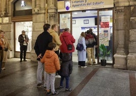 Colas en la calle Corrida de Gijón para hacerse con un décimo horas antes del sorteo de la Lotería de Navidad 2024.