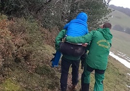 El accidentado fue trasladado a cuestas sobre la espalda de uno de los rescatadores para llevarlo a una ambulancia.