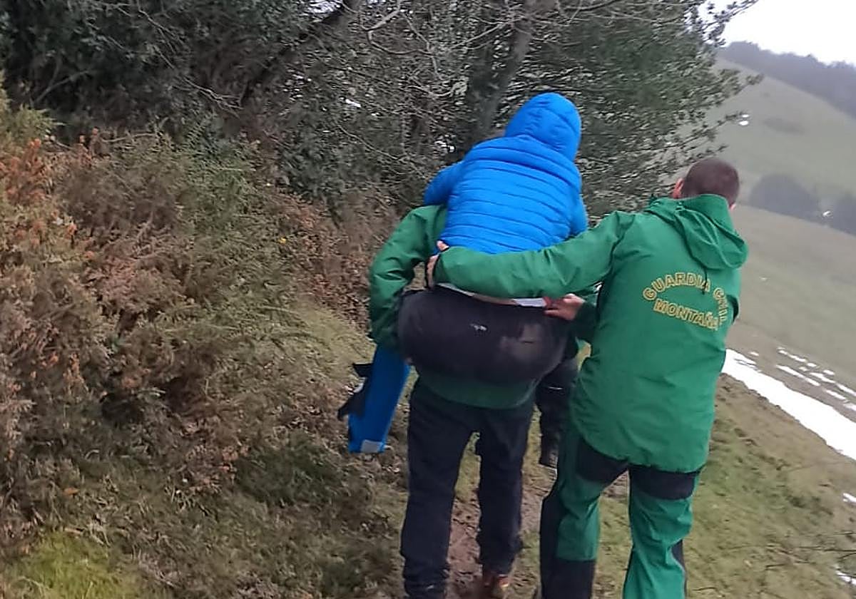 El accidentado fue trasladado a cuestas sobre la espalda de uno de los rescatadores para llevarlo a una ambulancia.