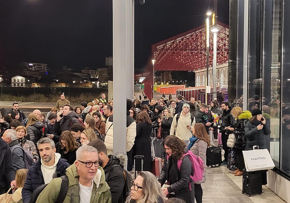 Viajeros afectados por los problemas en la línea Asturias-Madrid.