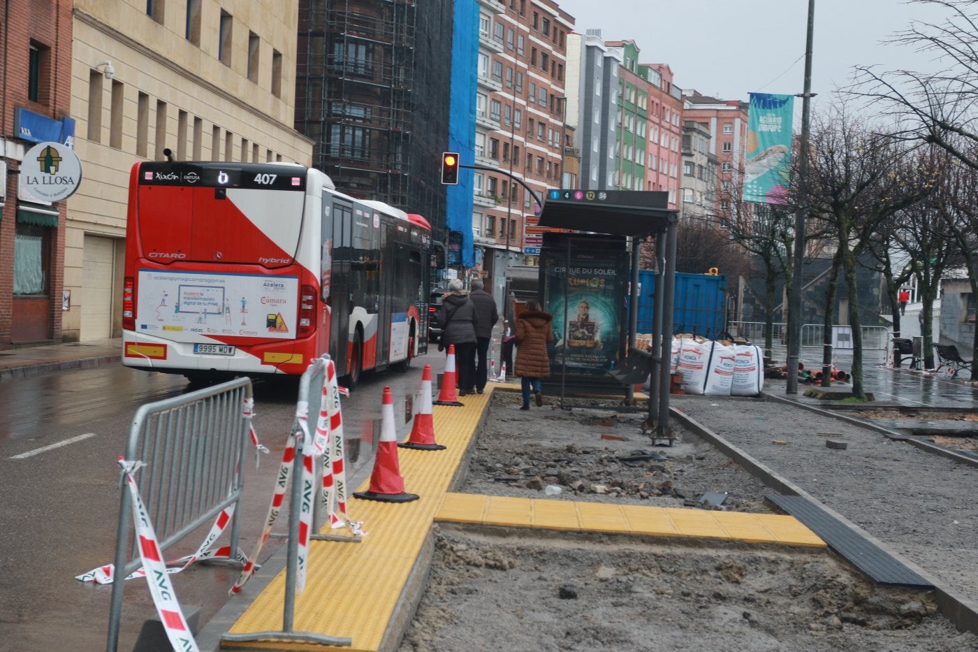 Estado de las obras del carril bici a la altura de la parada de autobús del cruce con Pedro Duro.