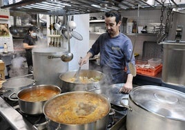 Khalid, cocinero de la sidrería El Requexu de Gijón, prepara las cenas de Nochebuena.