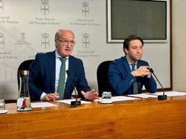 Luis Venta y Andrés Ruiz, ayer, en su comparecencia ante los periodistas en la Junta General.