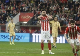 Jesús Bernal se lamenta durante el partido ante el Málaga, cuando sufrió la grave lesión de rodilla.