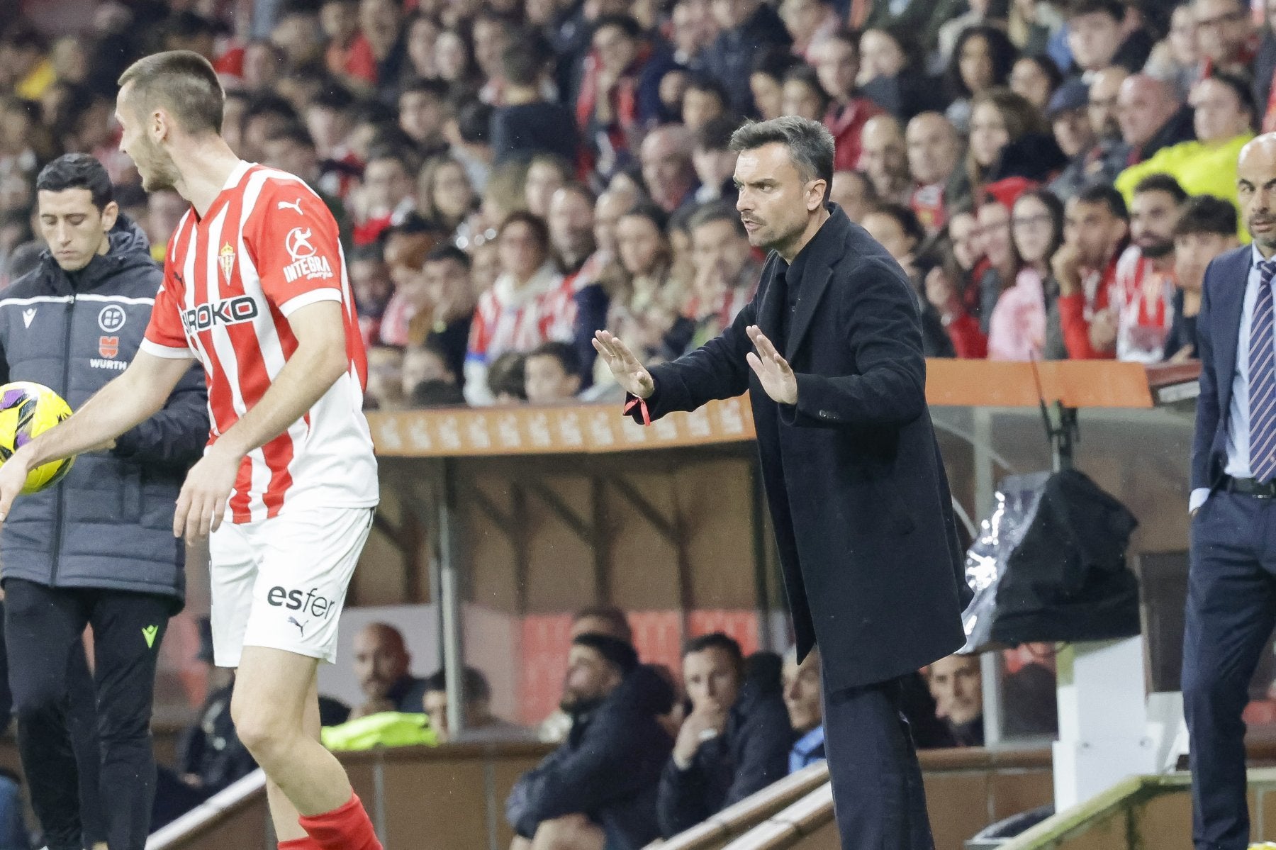 Rubén Albés pide calma durante un partido del Sporting de Gijón esta temporada.