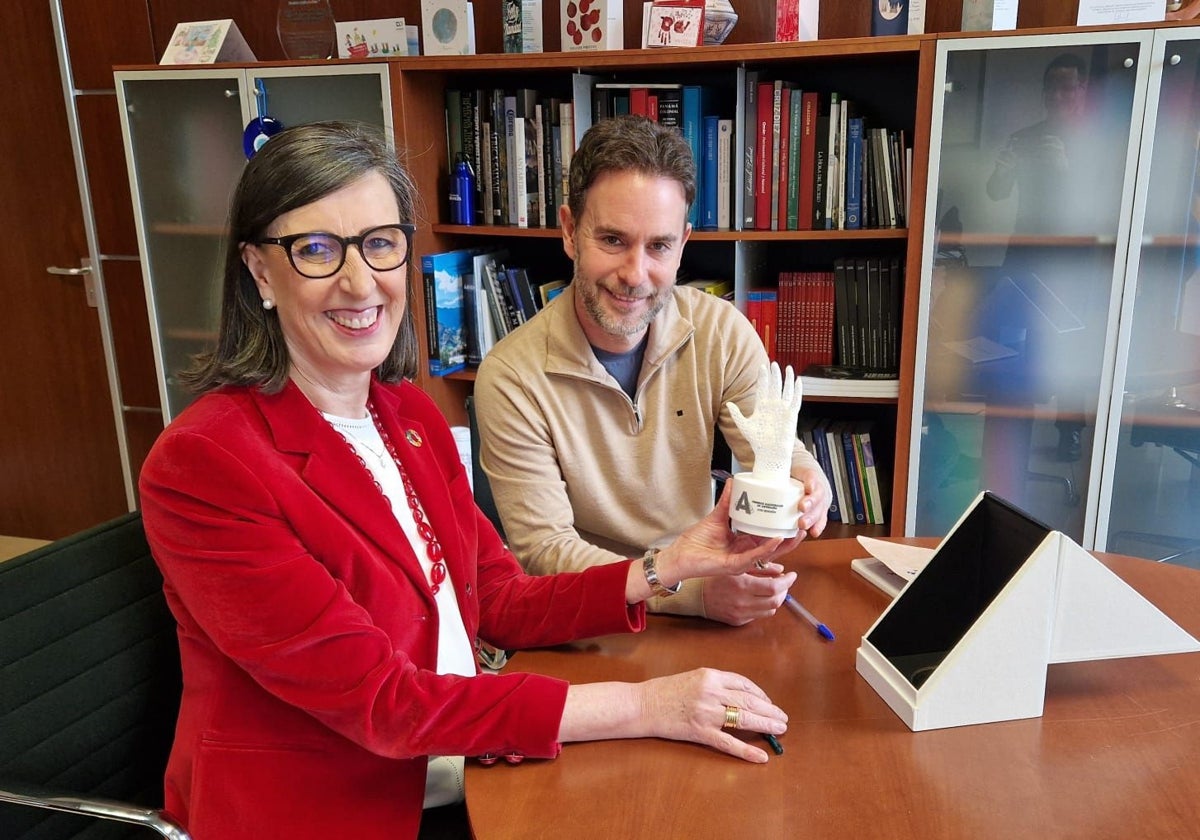 La consejera de Transición Ecológica, Nieves Roqueñí, junto al Premio Nacional de Artesanía, Raúl Rodríguez.