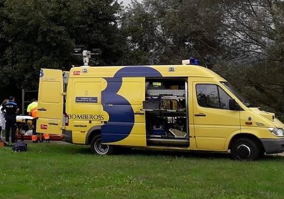 Trasladado al HUCA un hombre tras volcar con el coche en Sariego