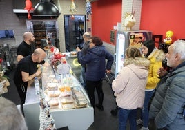 Clientes a la cola para canjear sus décimos por croquetas.