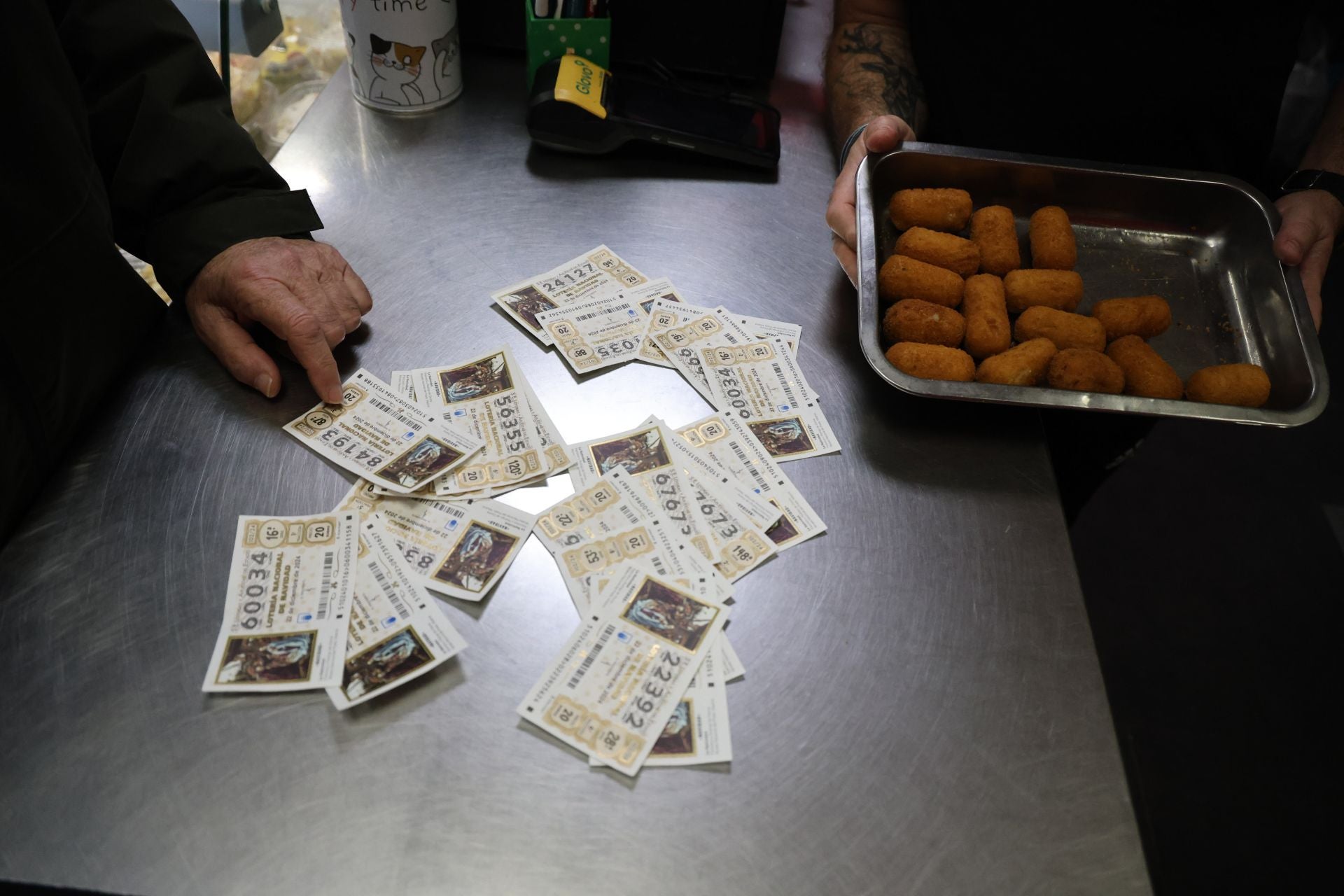 Un establecimiento de Gijón canjea los décimos no premiados de la Lotería de Navidad por croquetas